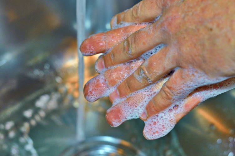 Lavarse las manos con agua y jabón. Fuente imagen: pixabay limpiar las barandillas de acero inoxidable del COVID-19