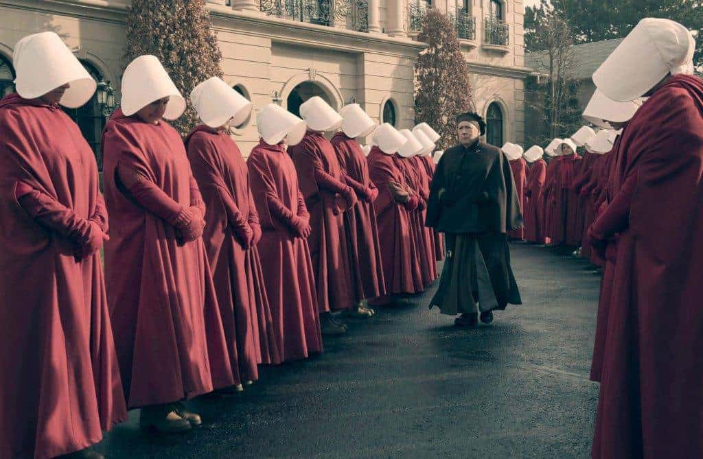 El cuento de la criada. Fuente imagen: esquire El cuento de la criada barandillas series HBO